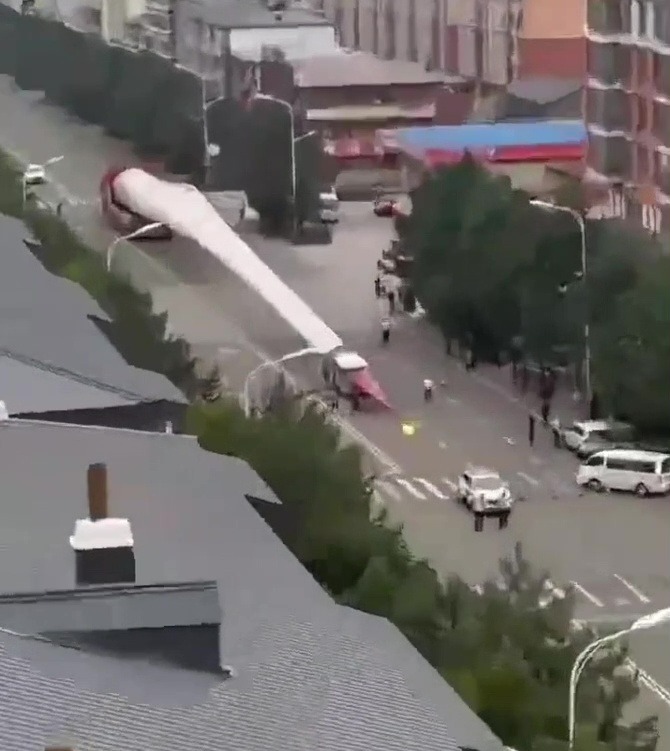 Footage captured from a nearby building showed the sheer size of the giant wind turbine blade