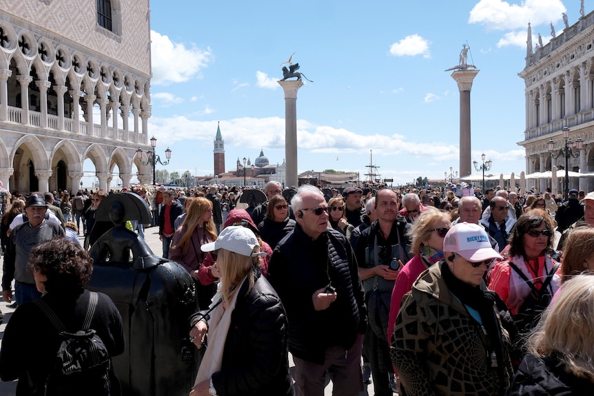 Large crowd in Venice 