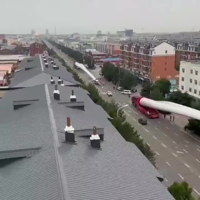 A second lorry carrying another wind turbine blade was also visible at the start of the footage