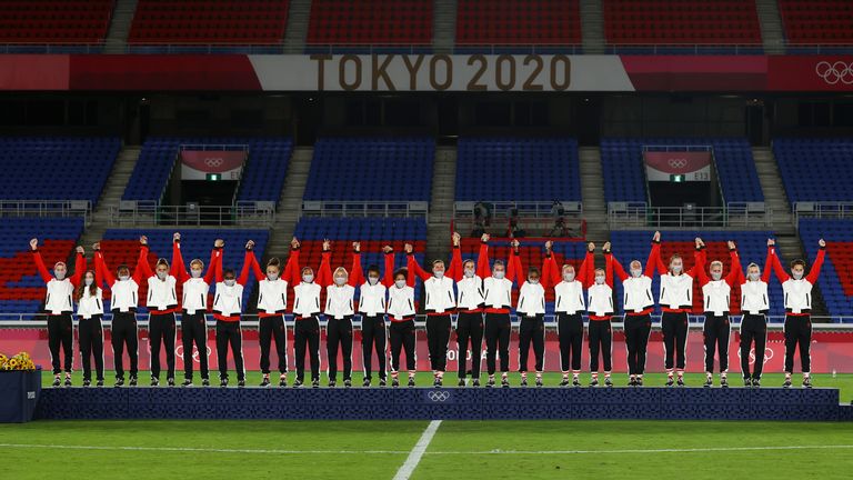 Tokyo 2020 Olympics - Soccer Football - Women's Team - Medal Ceremony - Olympic Stadium, Tokyo, Japan - August 6, 2021. Gold medallists Canada celebrate on the podium during the medal ceremony. REUTERS/Edgar Su